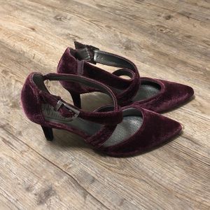 Life Stride Velvet Pumps
